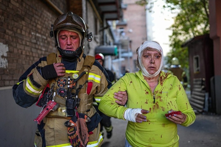キーウ（キエフ）で起きた複数の爆発の後、負傷した民間人を救出する消防士/Ukrainian State Emergency Service/Handout/Anadolu Agency/Getty Images