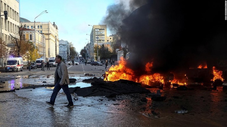 ロシアによるキーウ（キエフ）中心部への軍事攻撃の後で炎上する車両/Gleb Garanich/Reuters