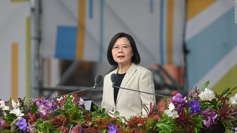 台湾が「建国記念日」と位置付ける「双十節」の式典で演説する蔡英文総統/Sam Yeh/AFP/Getty Images