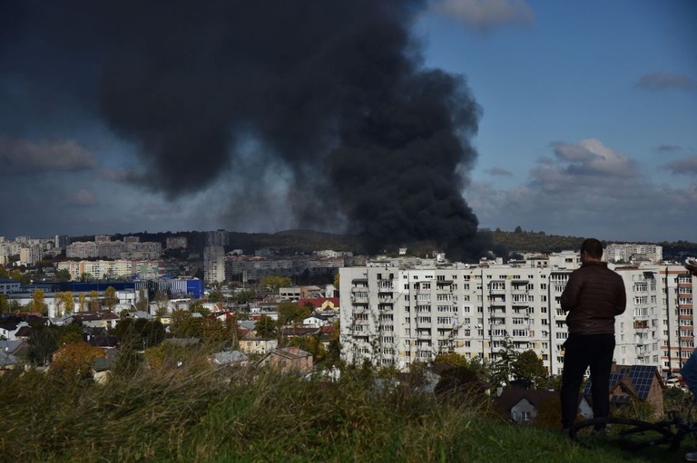 １０日、ロシア軍はリビウの重要インフラにもミサイル攻撃を行った/Pavlo Palamarchuk/SOPA Images/LightRocket/Getty Images