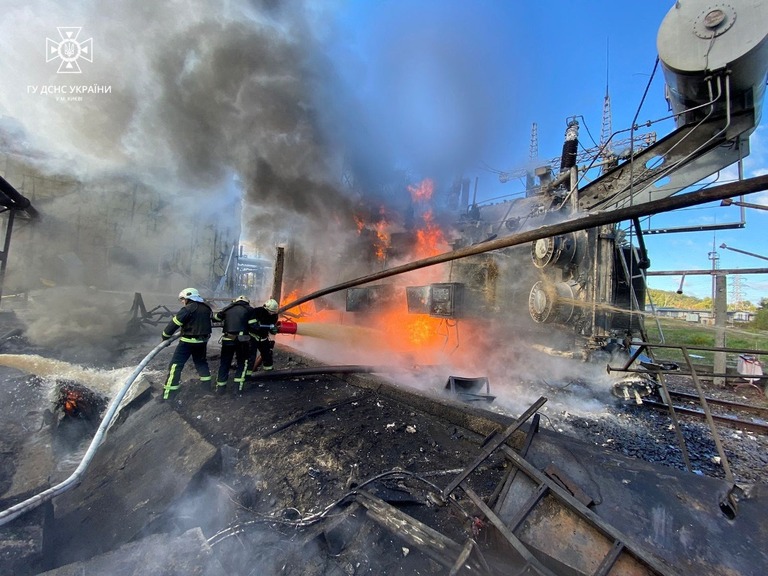 キーウ（キエフ）で損傷したインフラ設備での火災に対応する消防隊員/State Emergency Service of Ukraine/Reuters