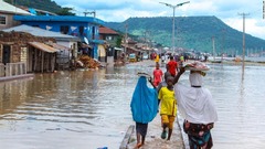避難用のボートが転覆、７６人死亡　ナイジェリア
