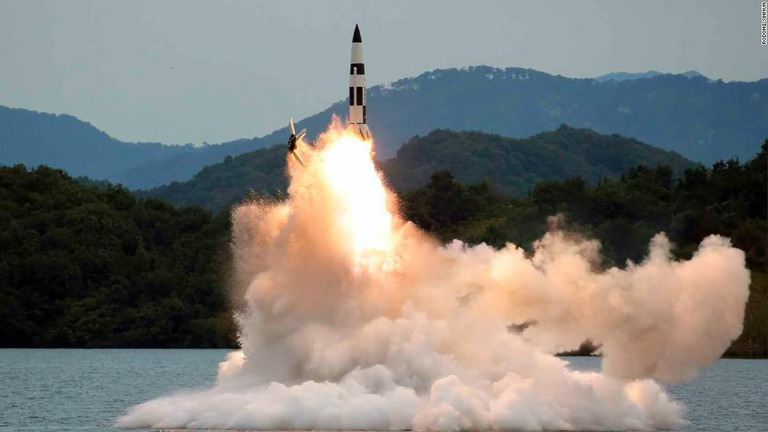 北朝鮮による一連のミサイル実験は韓国に対する戦術核の発射態勢の誇示が狙いだという/Rodong Sinmun