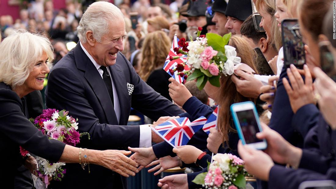 国民らにあいさつを交わす英国のチャールズ国王とカミラ王妃＝１３日、英王室公邸ヒルズボロ城/Niall Carson/AFP/Getty Images
