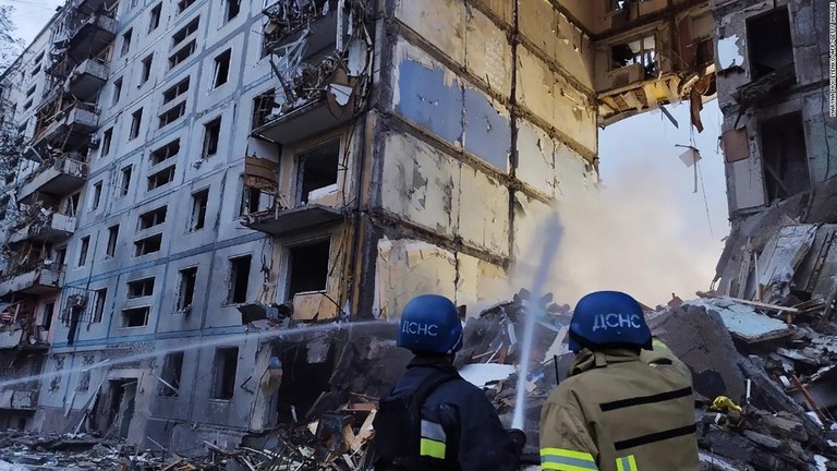 ロシア軍の攻撃によって発生した火災の消火にあたる救急隊＝９日、ウクライナ・ザポリージャ州/Maryna Moiseyenko/AFP/Getty Images