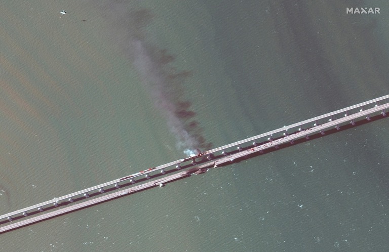 ケルチ海峡にかかるケルチ橋から煙が立ち上る様子を捉えた衛星写真＝８日/Maxar Technologies/Reuters