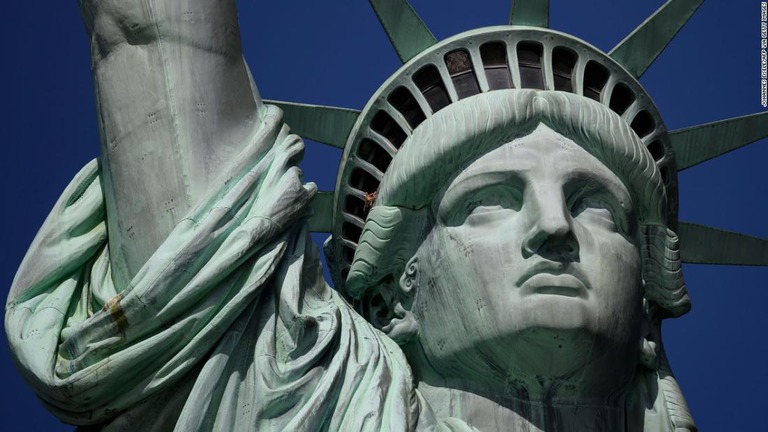 自由の女神像の冠部分への一般入場が２年半ぶりに可能となった/JOHANNES EISELE/AFP via Getty Images