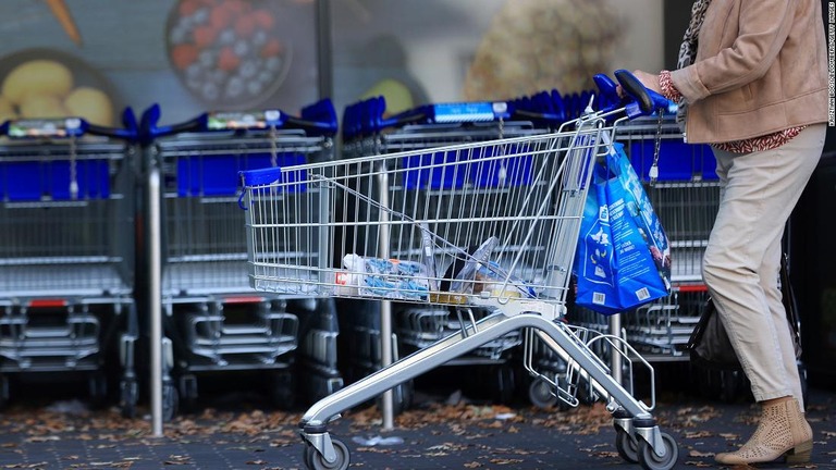 独ベルリン中心部のスーパーマーケットでショッピングカートを押す買い物客/Krisztian Bocsi/Bloomberg/Getty Images