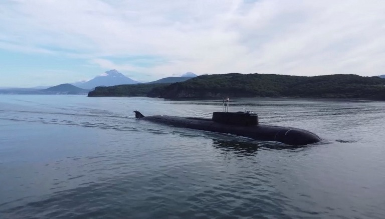 チュクチ海での軍事演習に参加したロシアの潜水艦/Russian Defense Ministry/Reuters