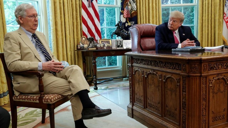 トランプ大統領（当時）と大統領執務室で話をするマコネル院内総務/Leah Millis/Reuters