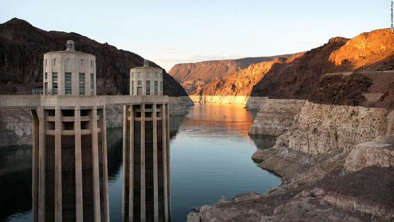 ミード湖の水位が下がり約１世紀見られなかった堆積物の研究が進んでいる/John Locher/AP/FILE