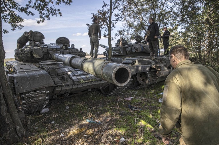 南部ヘルソン州でロシア軍への反転攻勢を展開するウクライナ軍の兵士ら/Metin Aktas/Anadolu Agency/Getty Images