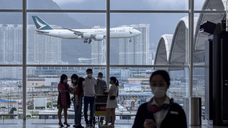 キャセイパシフィック航空が前例のない人員不足に直面している/Paul Yeung/Bloomberg/Getty Images