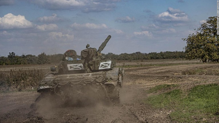 奪還したヘルソン州州境付近の村落周辺を巡回するウクライナ軍の戦車/Metin Aktas/Anadolu Agency/Getty Images