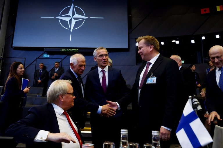 各国の国防相と会談するＮＡＴＯのストルテンベルグ事務総長（中央）/Yves Herman/Reuters