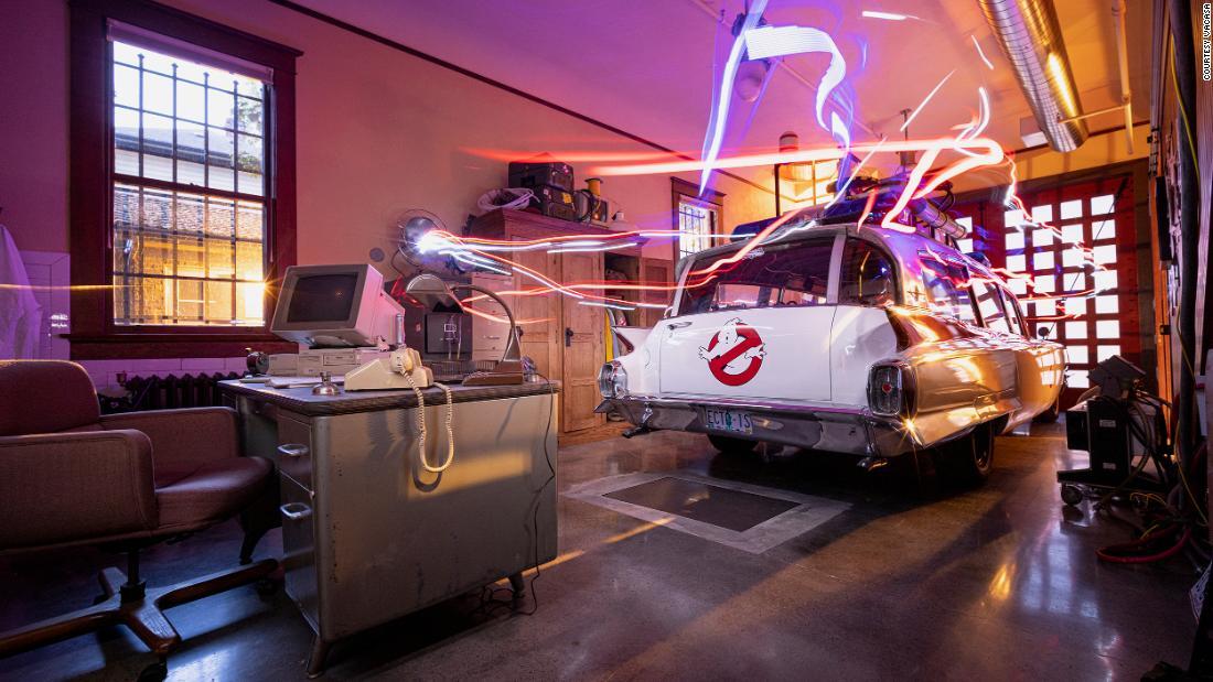 施設内に停車しているECTO―1(エクトワン)/Courtesy Vacasa