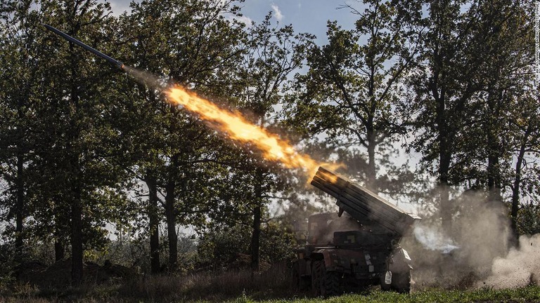 ロシア軍への反攻で自走多連装ロケット砲を発射するウクライナ軍/Metin Aktas/Anadolu Agency/Getty Images