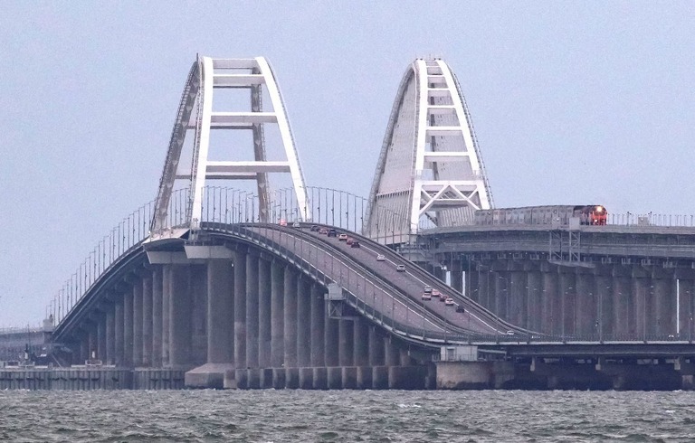 車両の通行がみられるケルチ橋（クリミア橋）＝９日/Alexey Pavlishak/Reuters