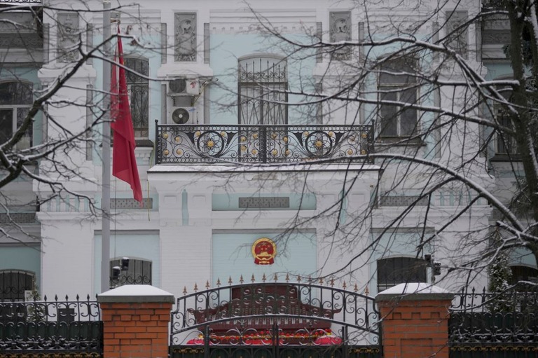中国外務省と在ウクライナ中国大使館は、自国民にウクライナから避難するよう指示した/ Vadim Ghirda/AP