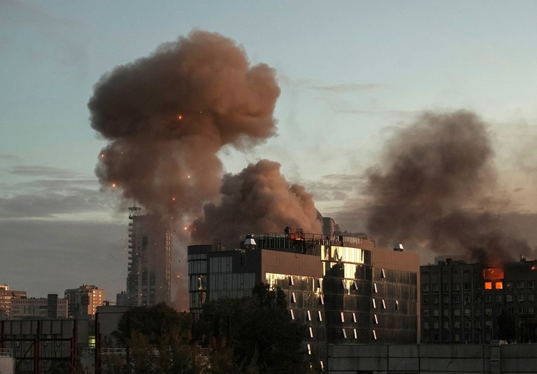 ロシアのドローン攻撃後に立ち上る煙＝１７日、キーウ/Gleb Garanich/Reuters