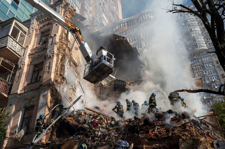 ロシアによる自爆ドローンの攻撃を受けた建物内で復旧作業を行う消防士ら＝１７日、ウクライナ・キーウ（キエフ）/Roman Hrytsyna/AP