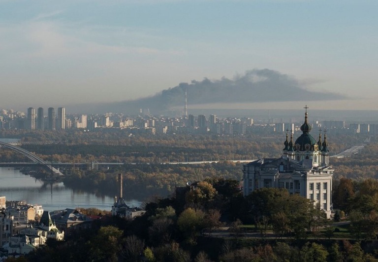 キーウ近郊に立ち上る煙＝１８日/Anna Voitenko/Reuters