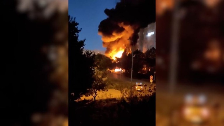 ロシア南部の集合住宅の敷地内にロシアの軍用機が墜落し、火災が発生した/ Telegram/BAZA