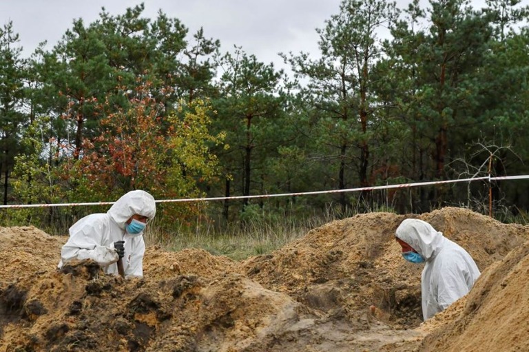 リマンでの遺体の掘り起こしを行う法医学チームのメンバー/Andriy Andriyenko/SOPA Images/Sipa/AP