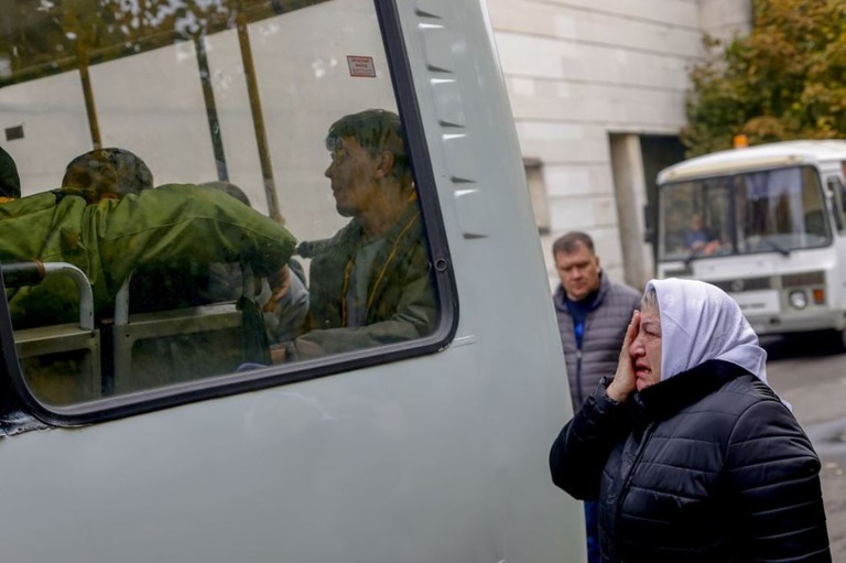 部分的動員中に招集され、入隊していく家族を見送る女性/Sefa Karacan/Anadolu Agency/Getty Images