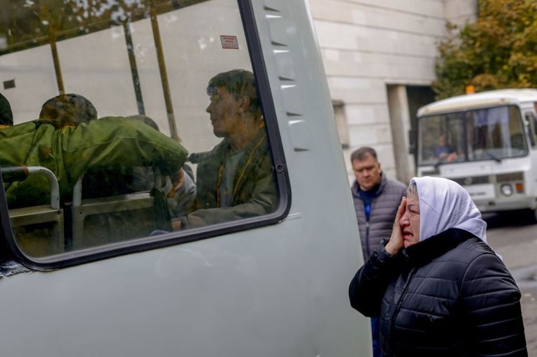 部分的動員中に招集され、入隊していく家族を見送る女性/Sefa Karacan/Anadolu Agency/Getty Images