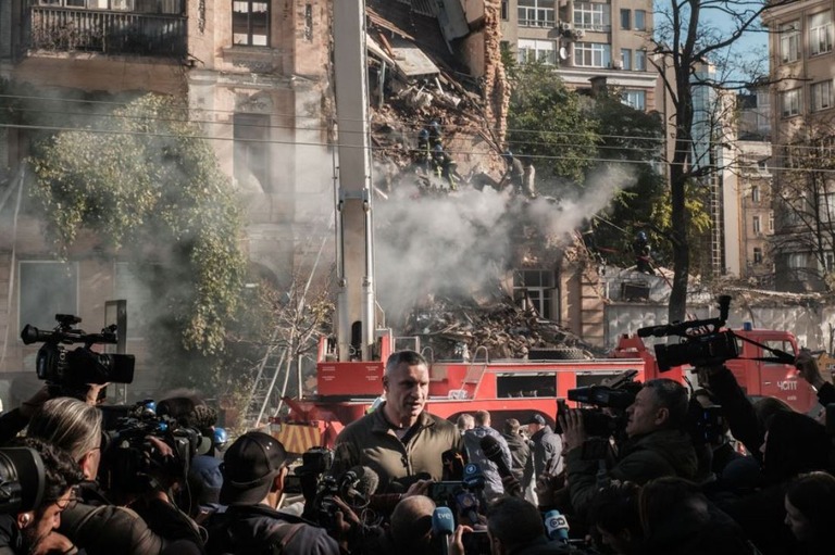 ドローン攻撃後、損壊した建物の前で報道陣に説明するキーウ（キエフ）のクリチコ市長/Yasuyoshi Chiba/AFP/Getty Images