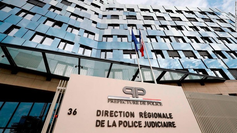 パリ市内で１２歳少女の切断遺体が見つかり、警察は女１人を殺人容疑で逮捕した/Francois Guillot/AFP/Getty Images