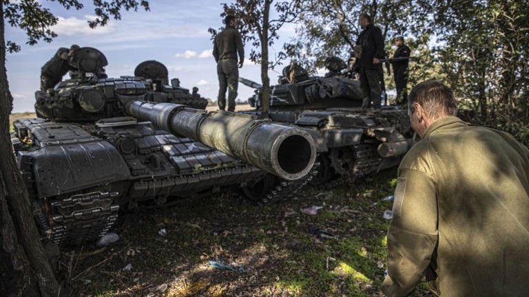 ウクライナ・ヘルソン州でパトロールを行うウクライナ軍兵士＝７日/Metin Aktas/Anadolu Agency/Getty Images