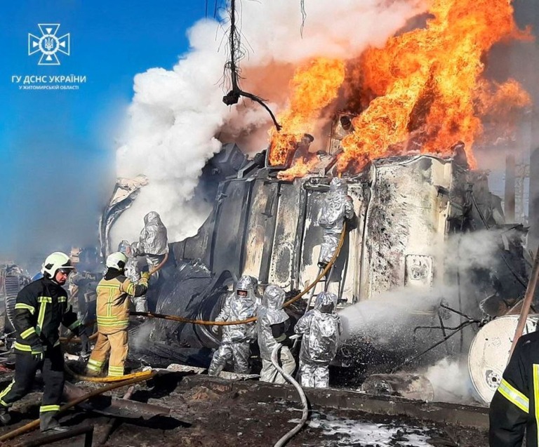 ロシアのミサイル攻撃で損傷したエネルギー施設の火災現場に出動する消防士＝１８日、ウクライナ西部ジトーミル/State Emergency Service of Ukraine/Reuters