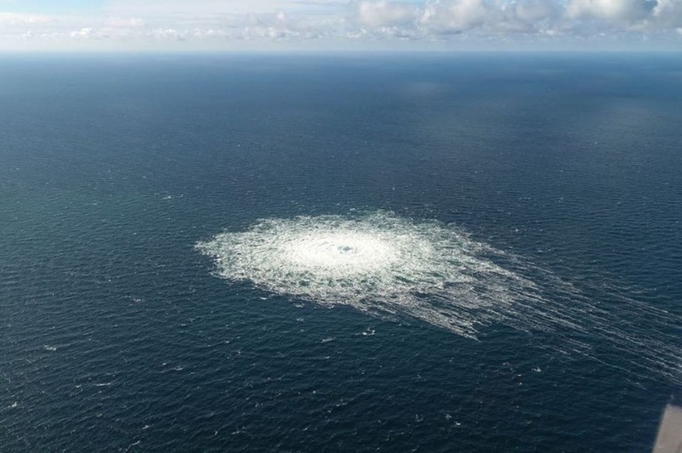 バルト海で先月発生したパイプライン「ノルドストリーム」のガス漏れの様子/Danish Defence Command/Reuters