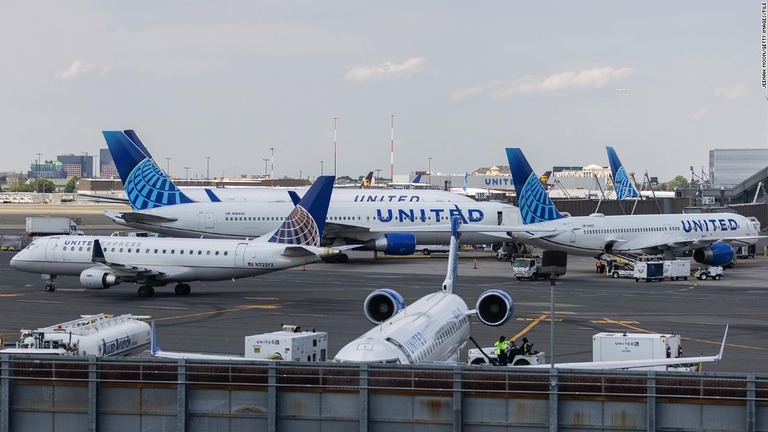 米ニュージャージー州ニューアークの空港に到着したユナイテッド航空の機内でヘビが発見された/Jeenah Moon/Getty Images/File