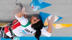 髪を隠さず大会に出場　イラン女子選手、懸念される中帰国　