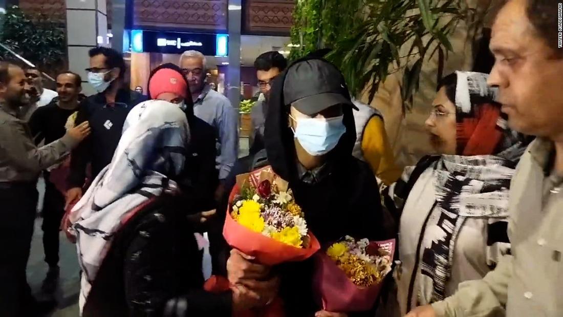 テヘランに到着したレカビさん。ツイッター上の動画からのスクリーンショット/Twitter @SadeghiAmid 