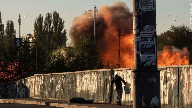 ドローン（無人機）よる攻撃で吹き上がる炎と煙＝１７日、ウクライナ首都キーウ/Yasuyoshi Chiba/AFP/Getty Images