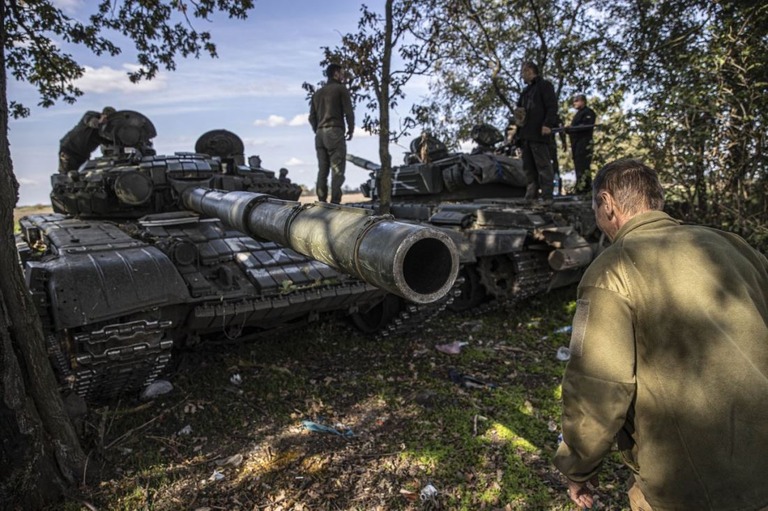 ウクライナ・ヘルソン州でパトロールを行うウクライナ軍兵士＝７日/Metin Aktas/Anadolu Agency/Getty Images