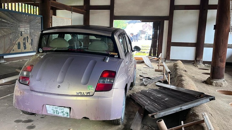 室町時代に建てられた日本最古のトイレに車が誤ってバックで突っ込み扉が破損した/Kyoto Prefectural Board of Education