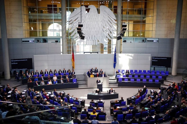 ドイツ連邦議会で演説するショルツ首相＝２０日/Kay Nietfeld/picture-alliance/dpa/AP Images
