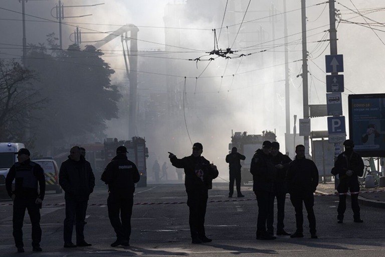 ドローン攻撃による爆発で煙が立ち込める中、警戒に当たるウクライナ警察＝１７日、ウクライナ首都キーウ/Paula Bronstein/Getty Images