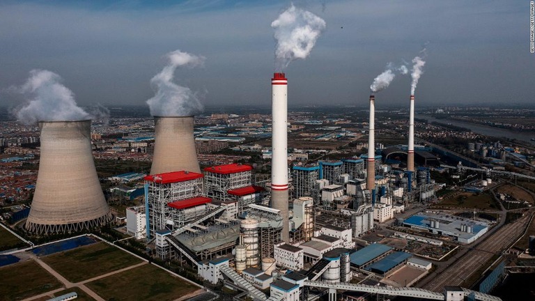 石炭を燃料とする火力発電所＝２０２１年１１月１１日、中国・湖北省/Getty Images/Getty Images