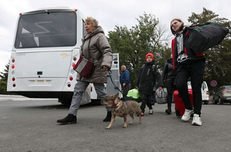 ヘルソン州から避難した民間人がクリミア半島にある鉄道駅に到着した/Alexey Pavlishak/Reuters