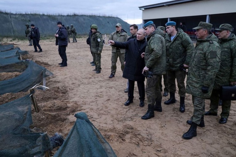 プーチン大統領がロシア西部の演習場を訪れ、動員された部隊の訓練を視察した/Russian Defence Ministry/Handout