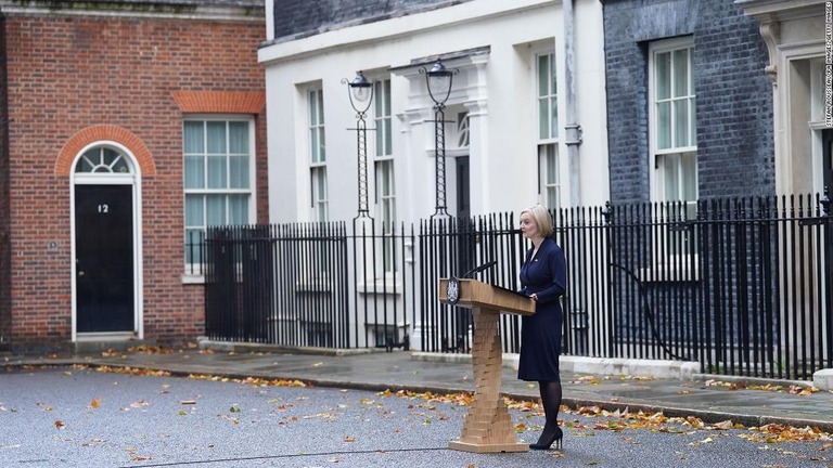 今回のトラス首相の辞任劇から、英国政治の置かれた厳しい状況が浮き彫りになった/Stefan Rousseau/PA Images/Getty Images