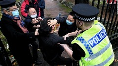 香港民主化デモ参加者の髪引っ張った駐英中国総領事、「義務だった」と主張