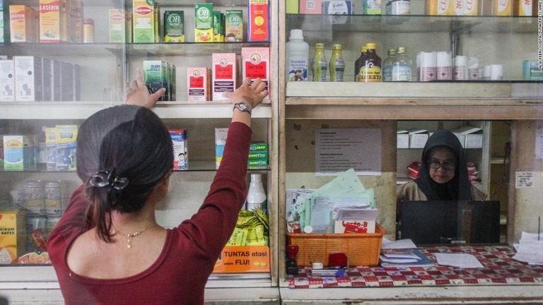 子ども用咳止めシロップが売られているインドネシア・バンドンの薬局/Algi Febri Sugita/ZUMA Press Wire