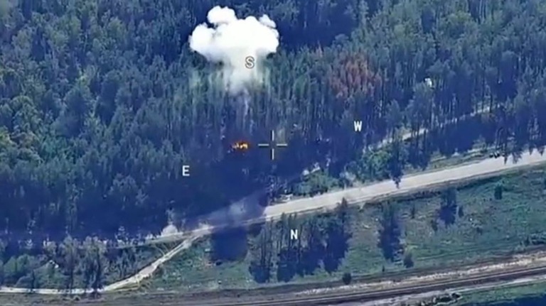 ウクライナ東部の森で、ロシア軍の車列がミサイルによる攻撃を受けた/Telegram